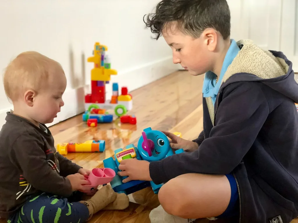 LOUIS WATCHES HIS BIG BROTHER, MAXWELL, POP DIFFERENT DOUBLE-SIDED BLOCKS INTO THE SMARTSTAR UNIT TO &lsquo;MAKE THE ELEPHANT TALK&rsquo;!