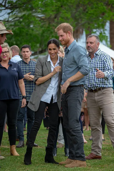Body language expert on Meghan markle prince harry umbrella move
