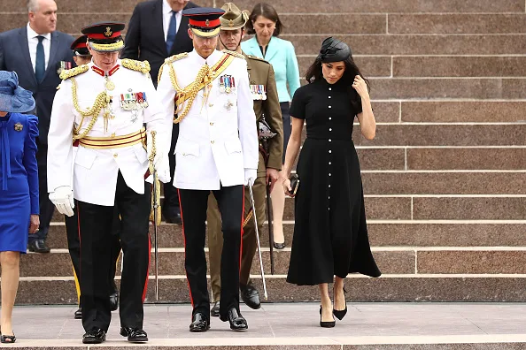 body language expert on meghan markle hair flick
