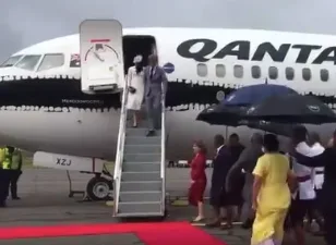 meghan markle wears white arriving fiji