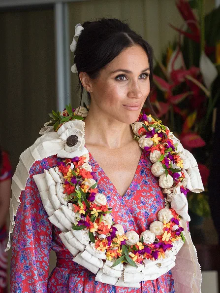 meghan markle visits market in suva fiji