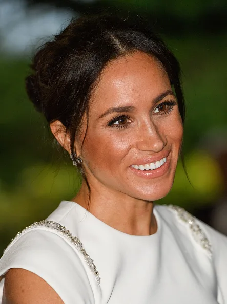 meghan markle laughs at size of baby bump in tonga