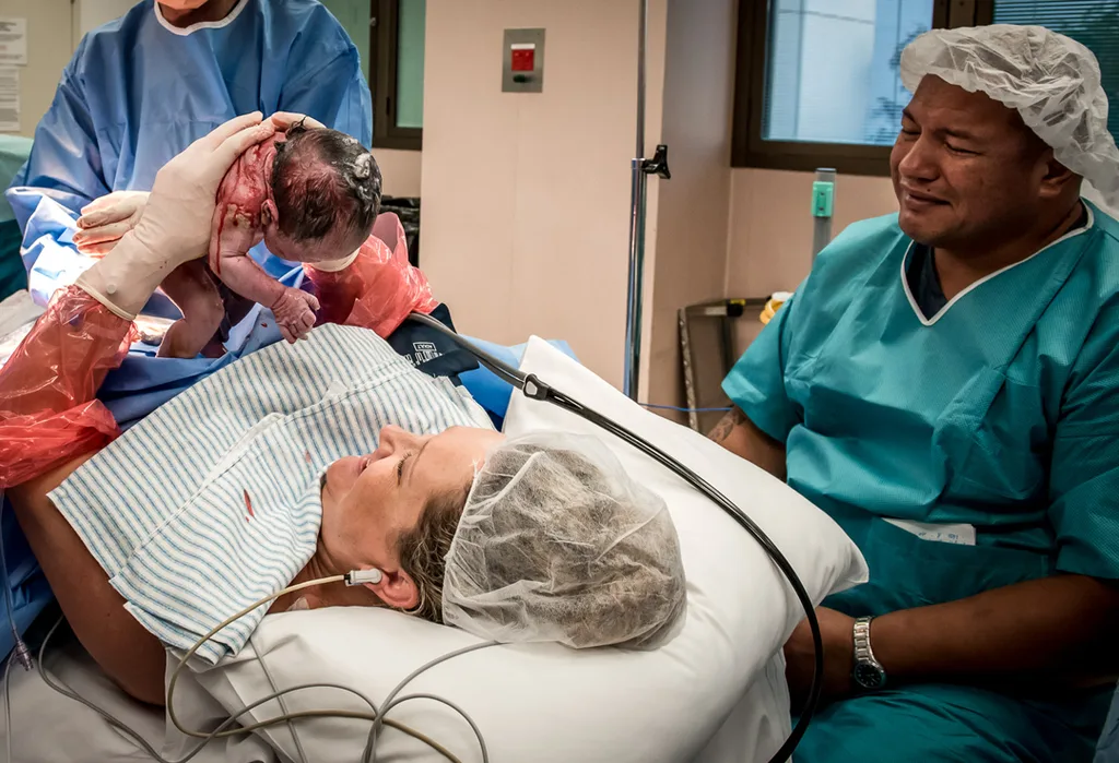 Australian mum delivers own baby by csection