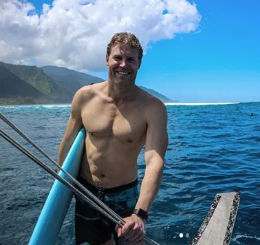 bondi vet dr chris brown dating liv phyland reports