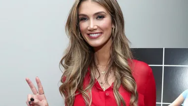WATCH: Delta Goodrem hides left hand during red carpet appearance