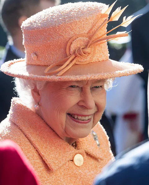 Queen Elizabeth wears peach