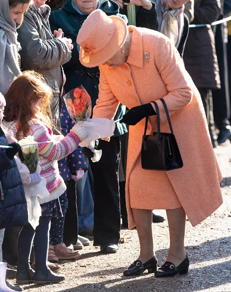 Queen Elizabeth wears peach