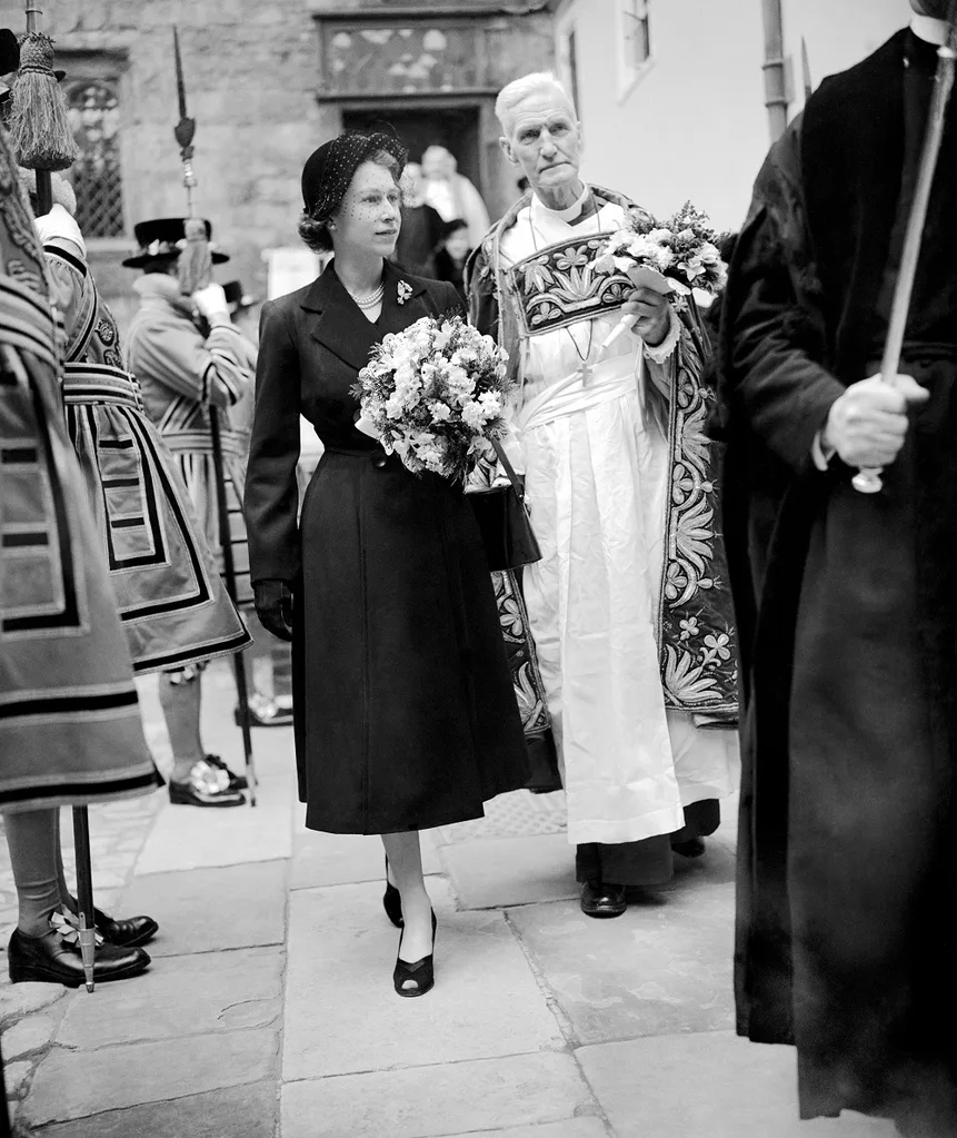 A young Queen at Maundy Thursday celebrations