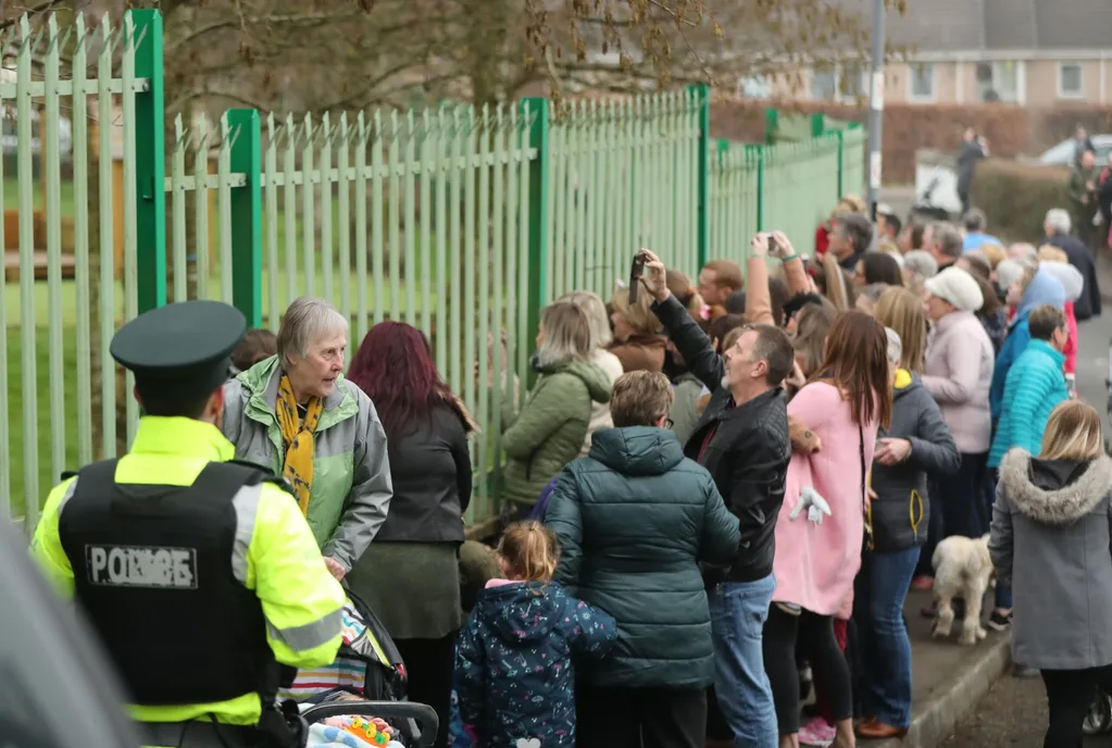 Kate and William cheered by crowds