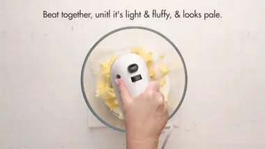 HOW TO BEAT BUTTER AND SUGAR TUNIL LIGHT AND FLUFFY