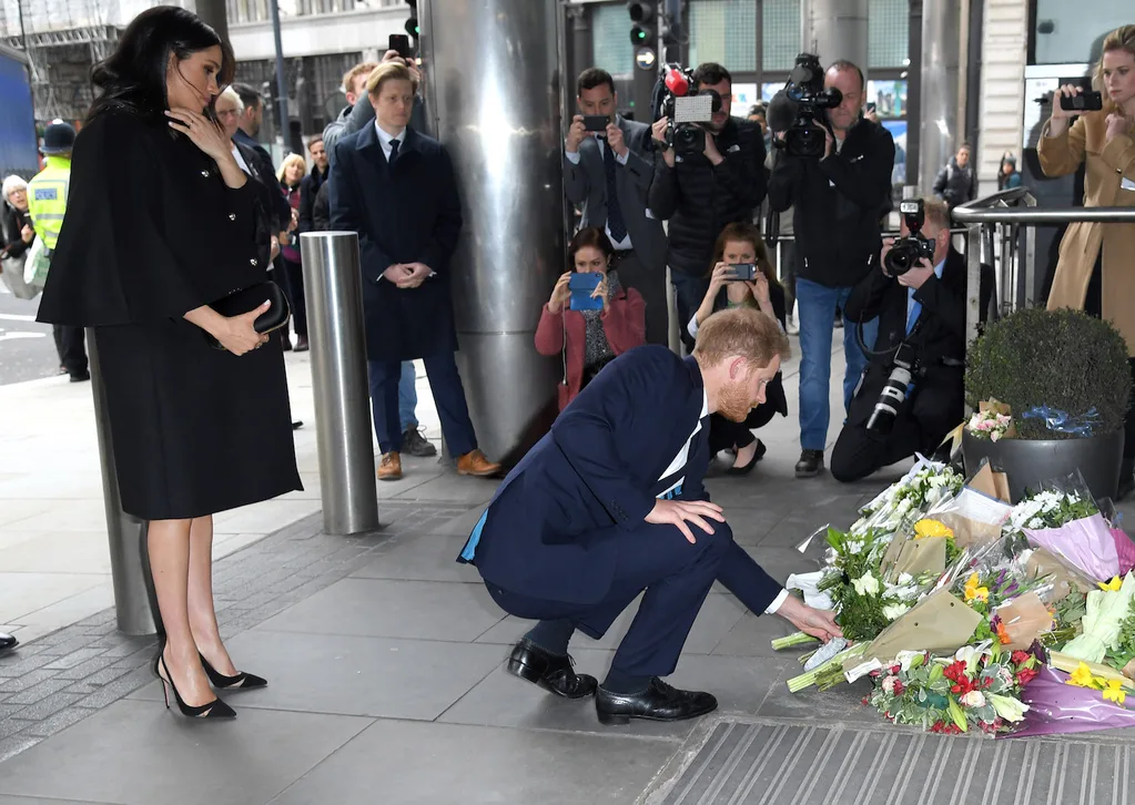 harry and meghan pay respects at new zealand house