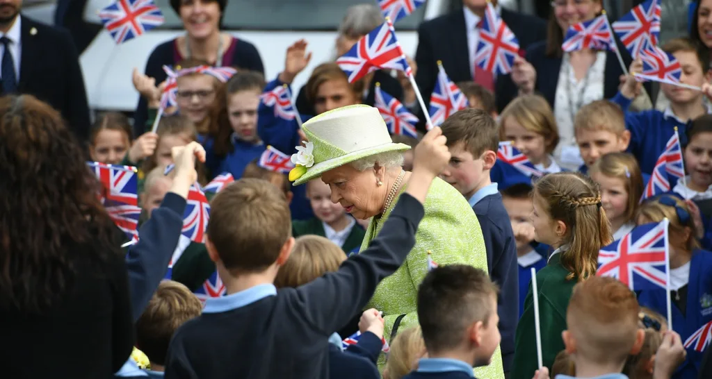 The Queen meets students