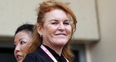 Fergie shows off youthful visage during day at races
