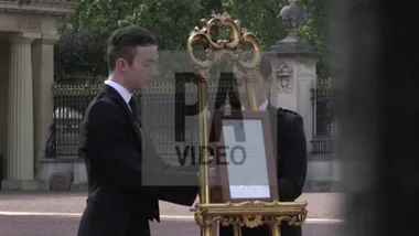 Buckingham Palace places easel in forecourt announcing royal baby