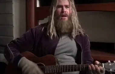 Chris Hemsworth dresses as ‘Fat Thor’ and serenades the camera