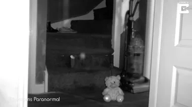 Eerie moment paranormal investigators capture “Spirit of young child throwing ball in haunted house”