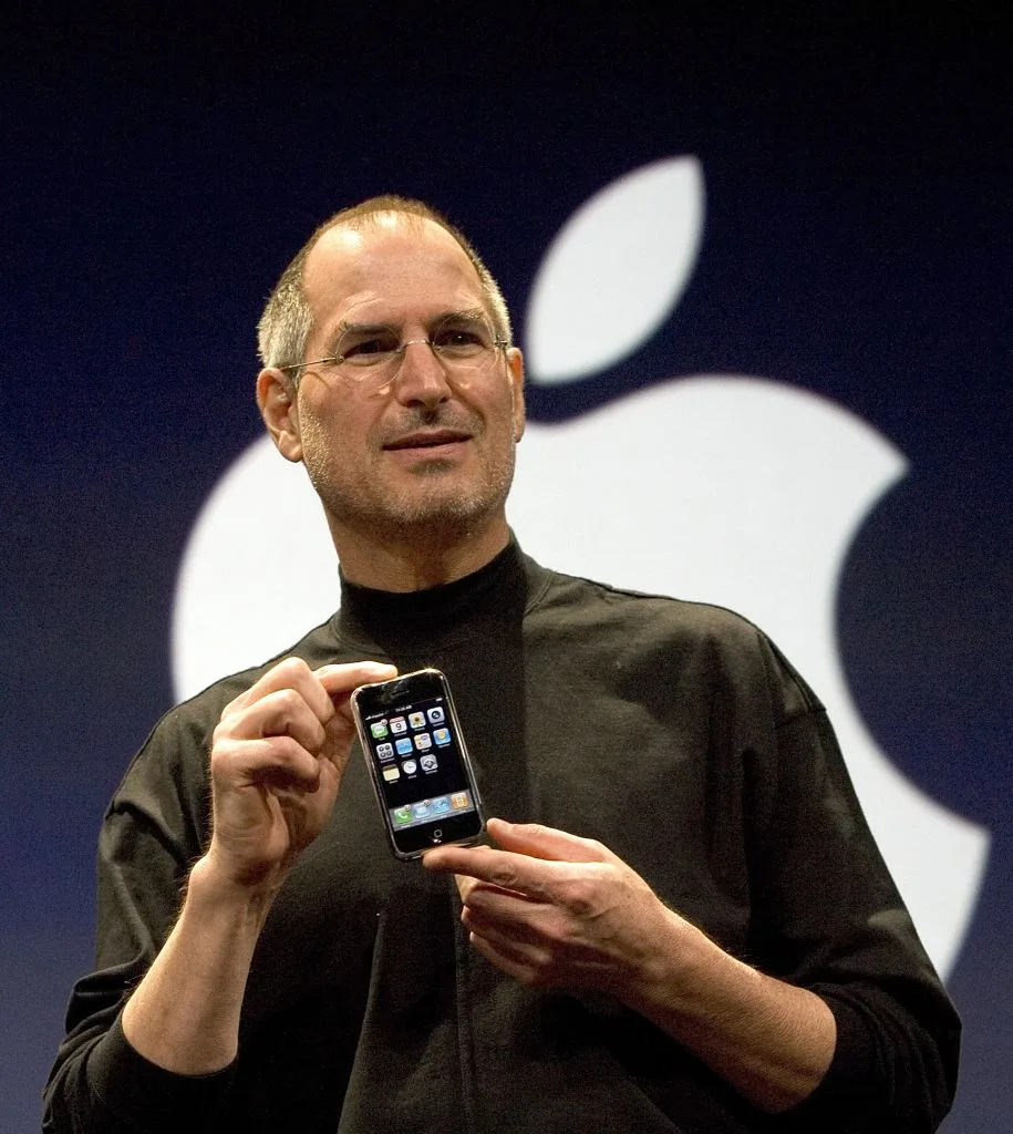 Steve jobs reveals the new iPhone at the MacWorld Expo in 2007