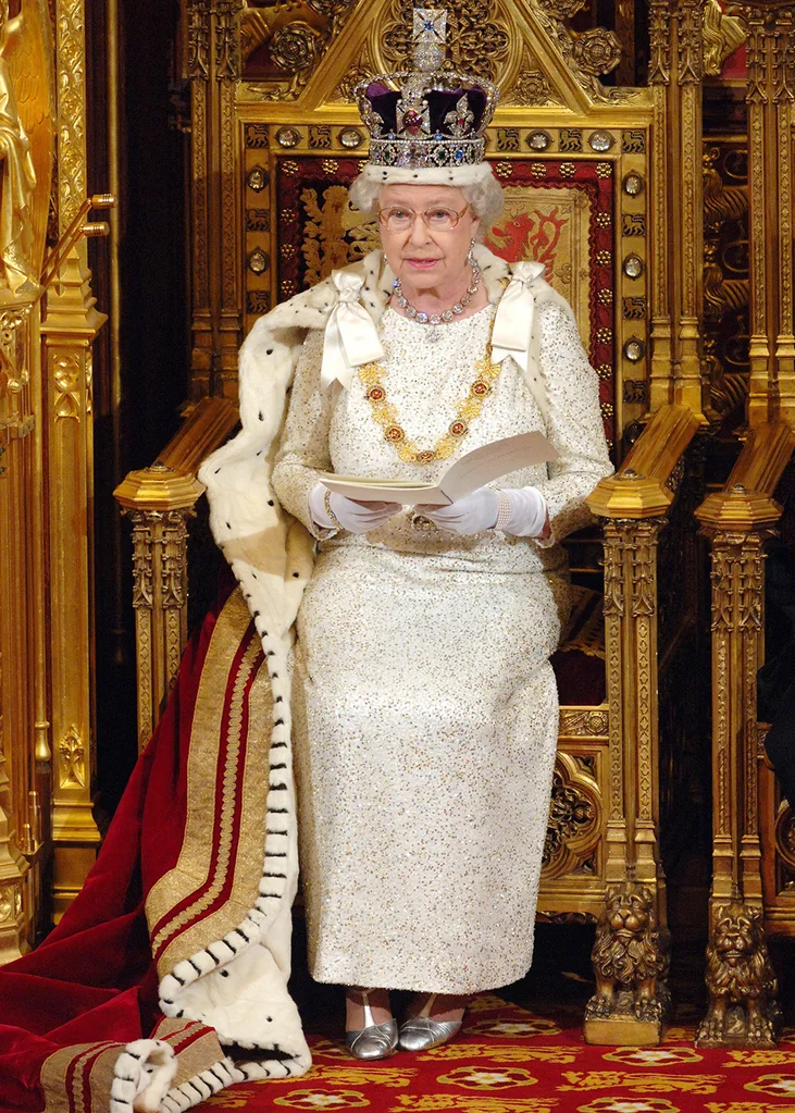 Queen Elizabeth wears Imperial State Crown