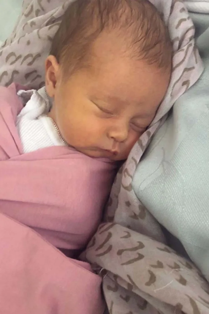 Jennifer Hawkins gives birth