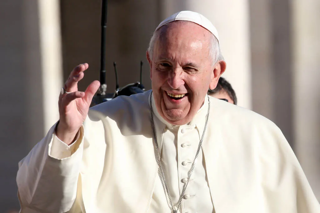 Pope Francesco waving to a crowd