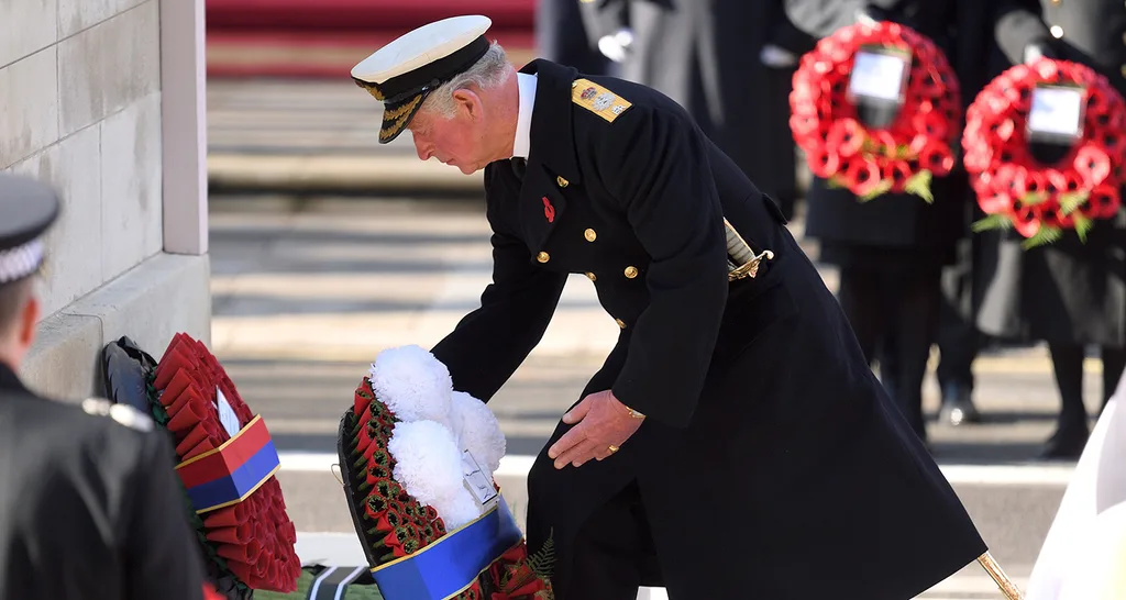 Queen Elizabeth cries tear Remembrance Sunday service