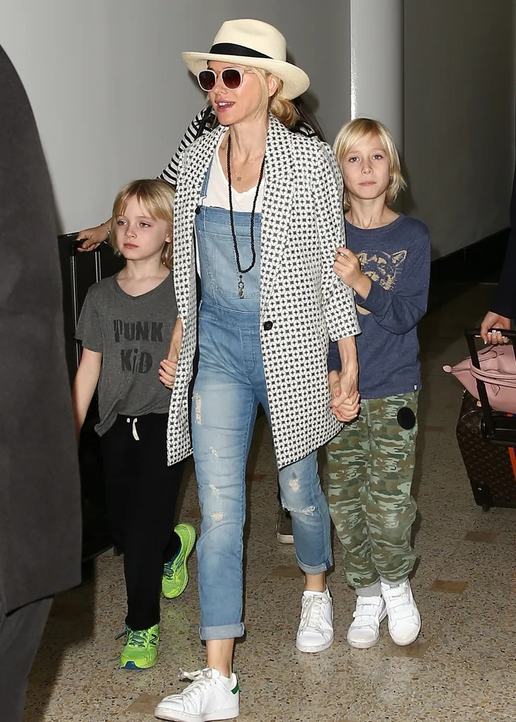 Naomi arrives in Sydney with the children.