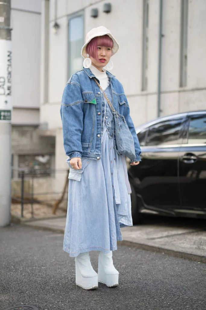 A guest at Amazon Fashion Week in TOKYO, wearing a denim jacket and blue dress