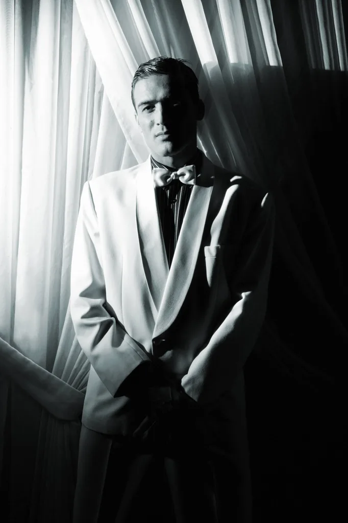 A gangsta in a white suit