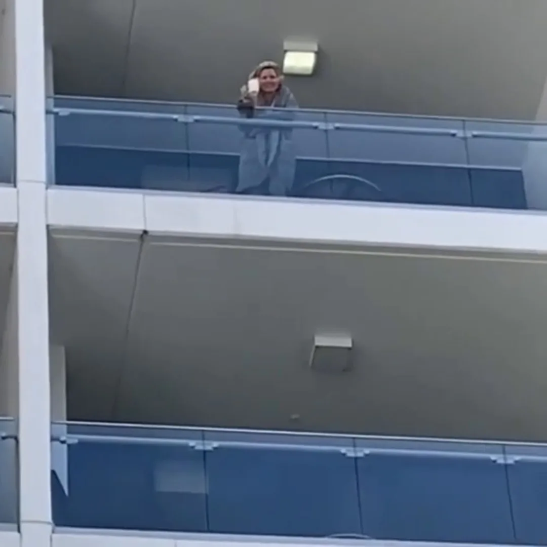 Sophie Monk’s boyfriend have a COVID-friendly socially-distanced coffee date while she’s in quarantine