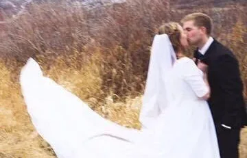 Wedding photo goes viral for hilarious reason