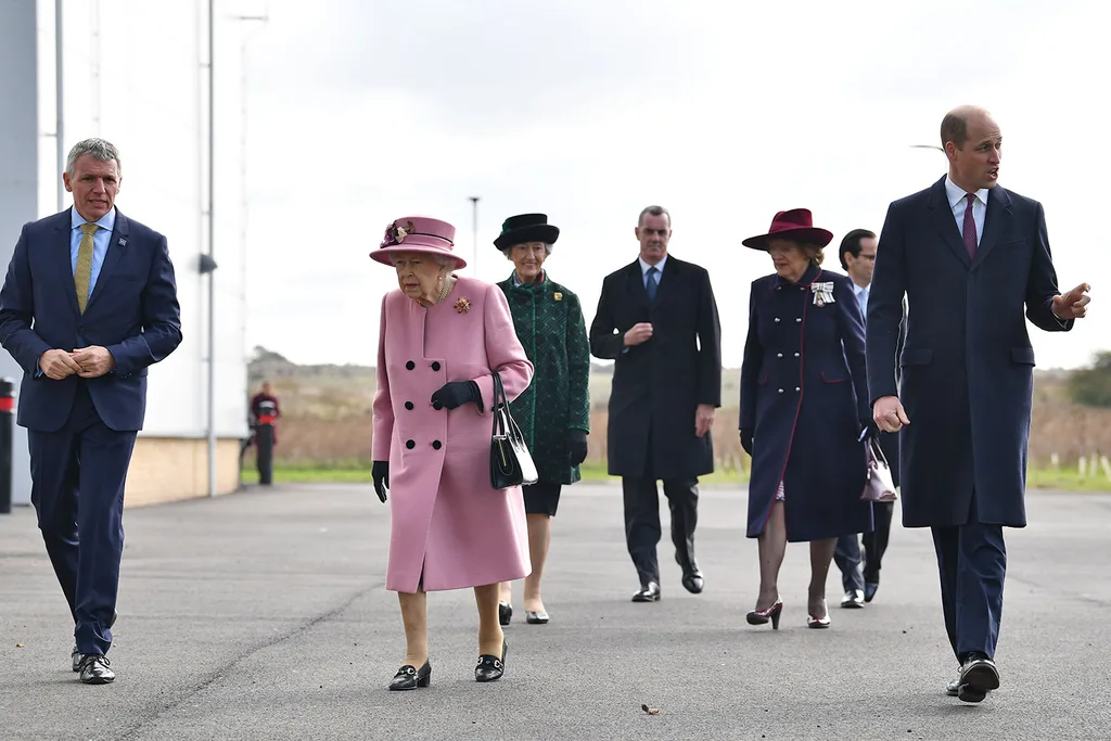 Queen not wearing mask