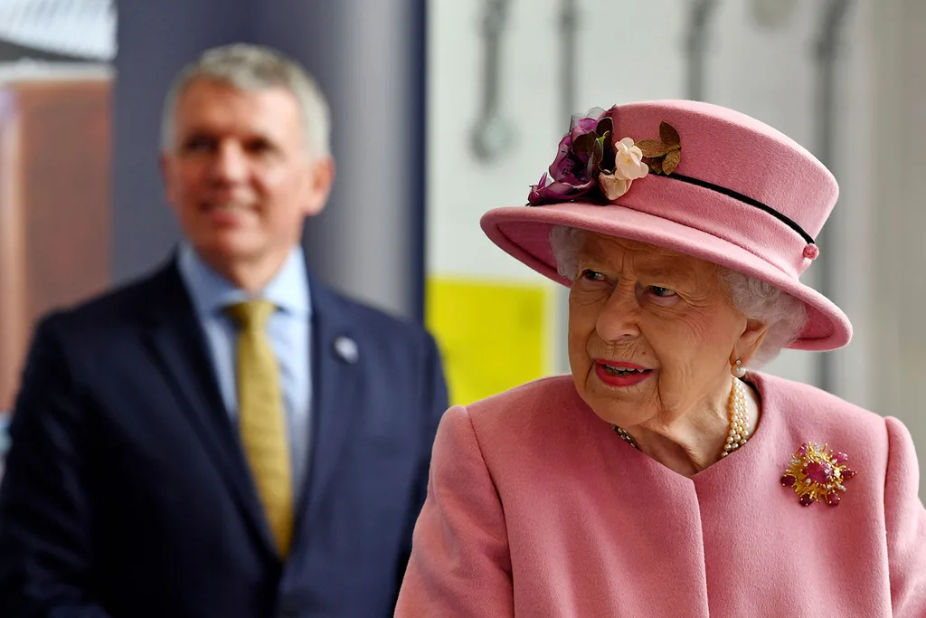 Queen not wearing mask