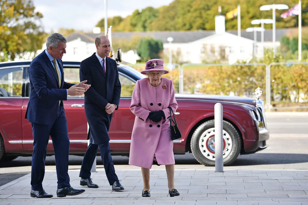 Queen not wearing mask