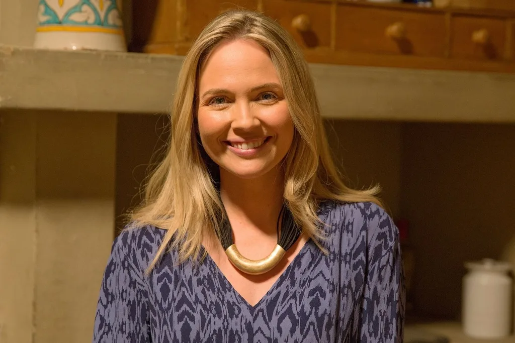 Lara Cox Home and Away