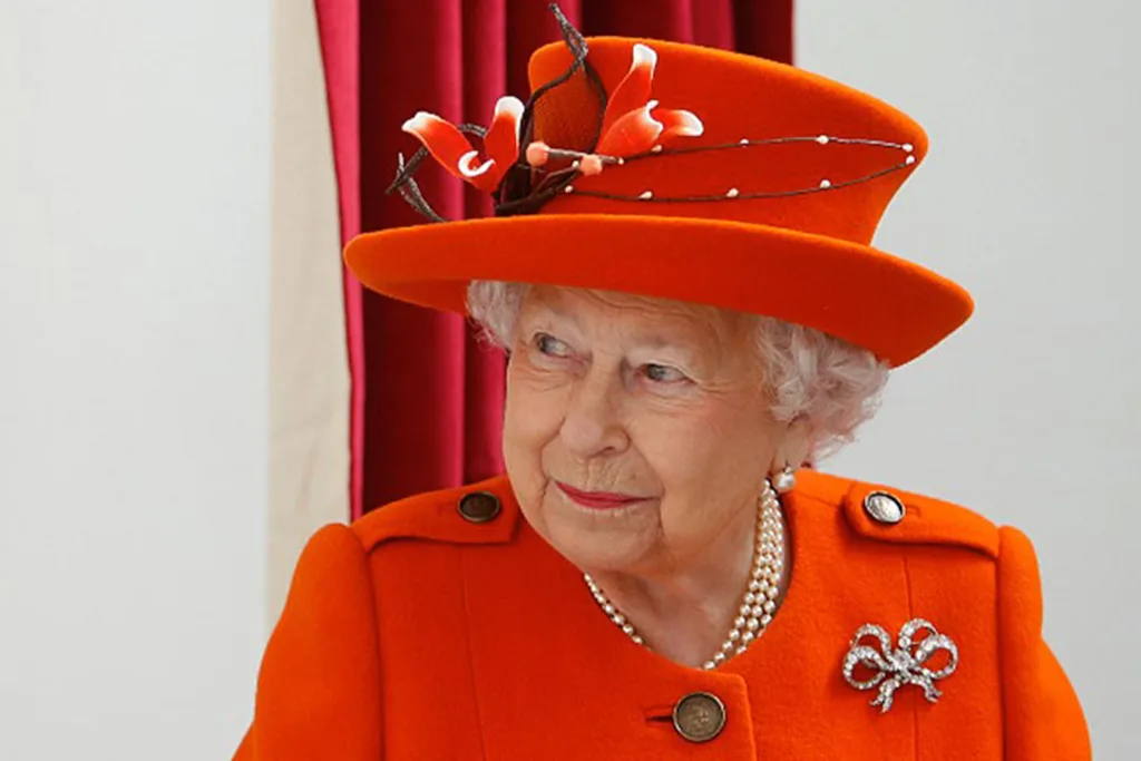 Queen dresses