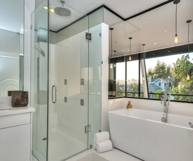 Andy-Roddick-bathroom