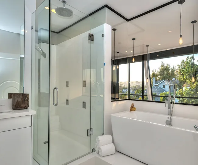 Andy-Roddick-bathroom
