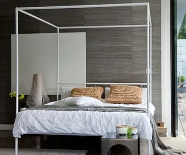 Four-poster-bed
