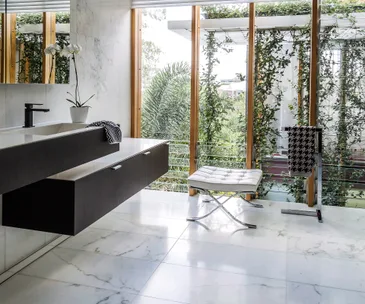 Bathroom profile: Clean contours