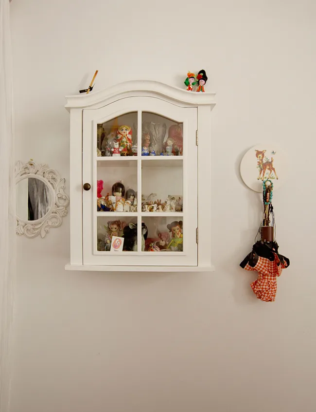 Cabinet, ornaments