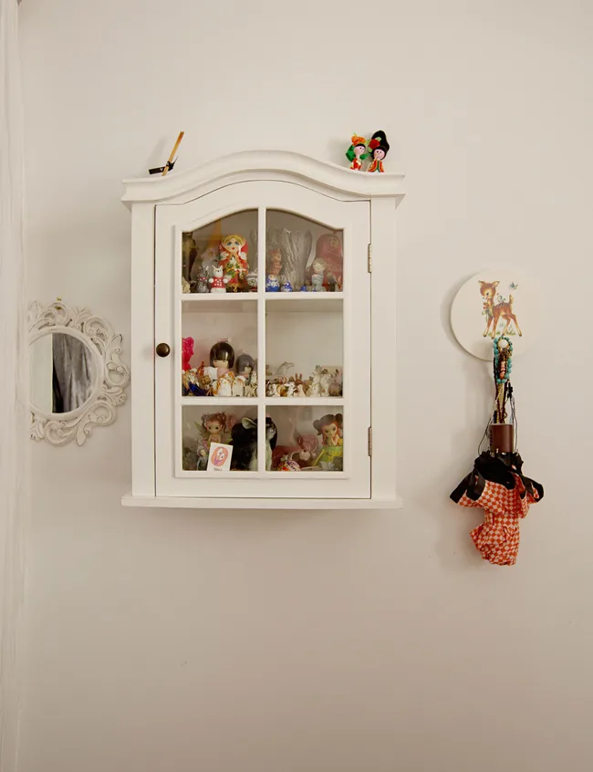 Cabinet, ornaments