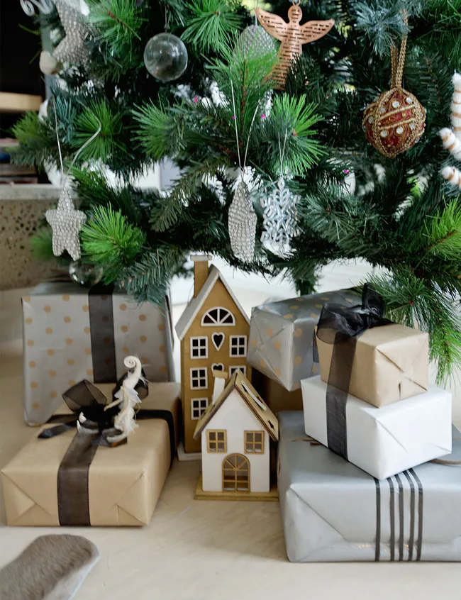 Christmas tree, presents, wrapping paper