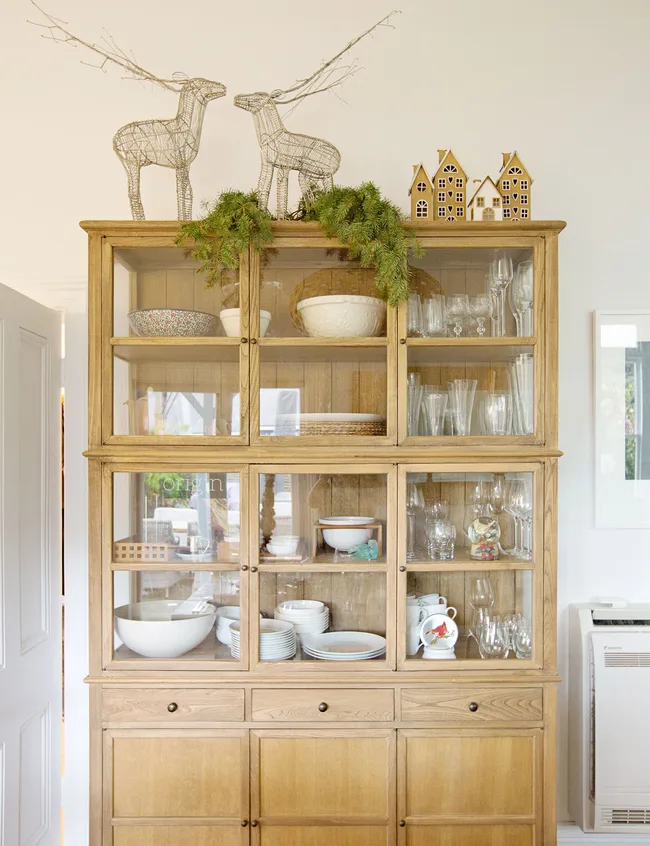 Tailor-made cabinet, glassware, ceramics