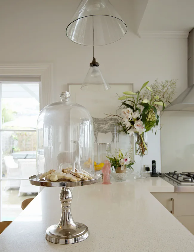 Kitchen, cake stand