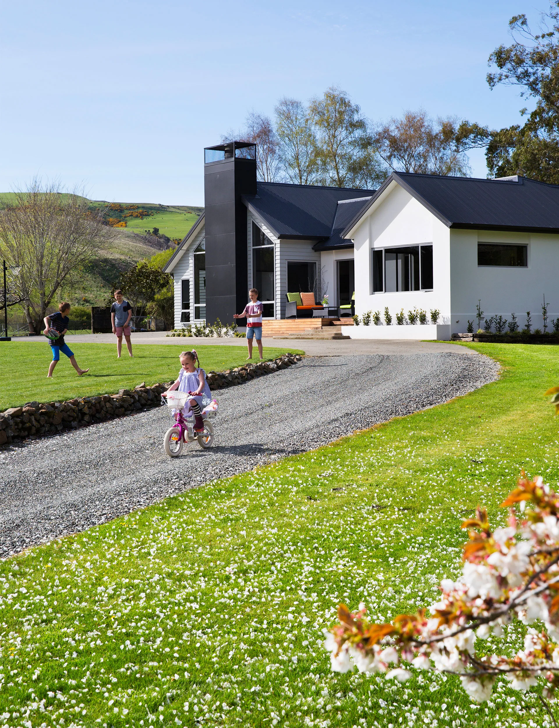 Geoff and Jodelle Clark both grew up on farms in Hokonui and love the rural lifestyle. 