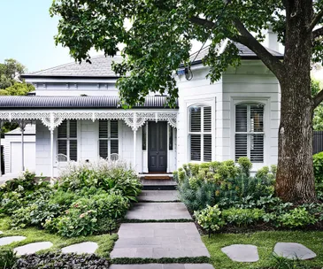 A garden of contrasts that works harmoniously