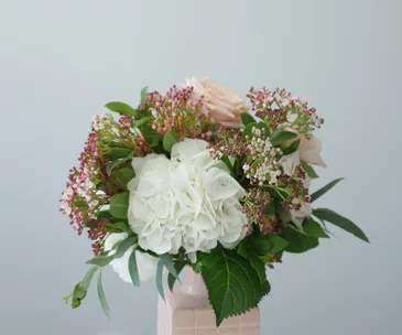 How to arrange flowers in a medium vase