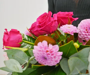 How to create an arrangement in a round vase