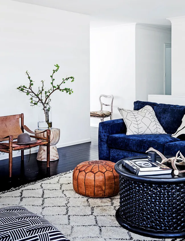A sapphire coloured sofa anchors the living room.