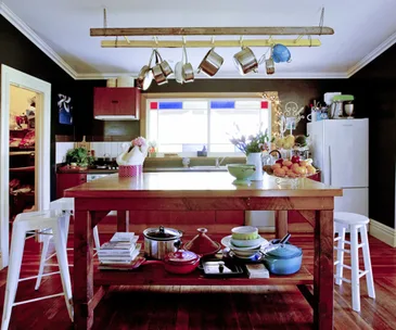 A rural homestead in southwest Auckland with a vibrant interior